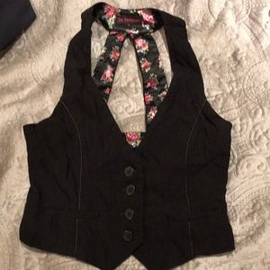 Black cropped vest